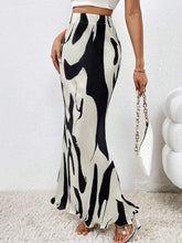Load image into Gallery viewer, Abstract print maxi skirt
